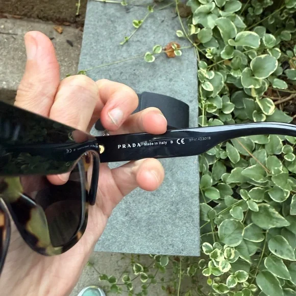 Gorgeous EUC Prada Tortoise Shell Sunglasses and case display picture 2